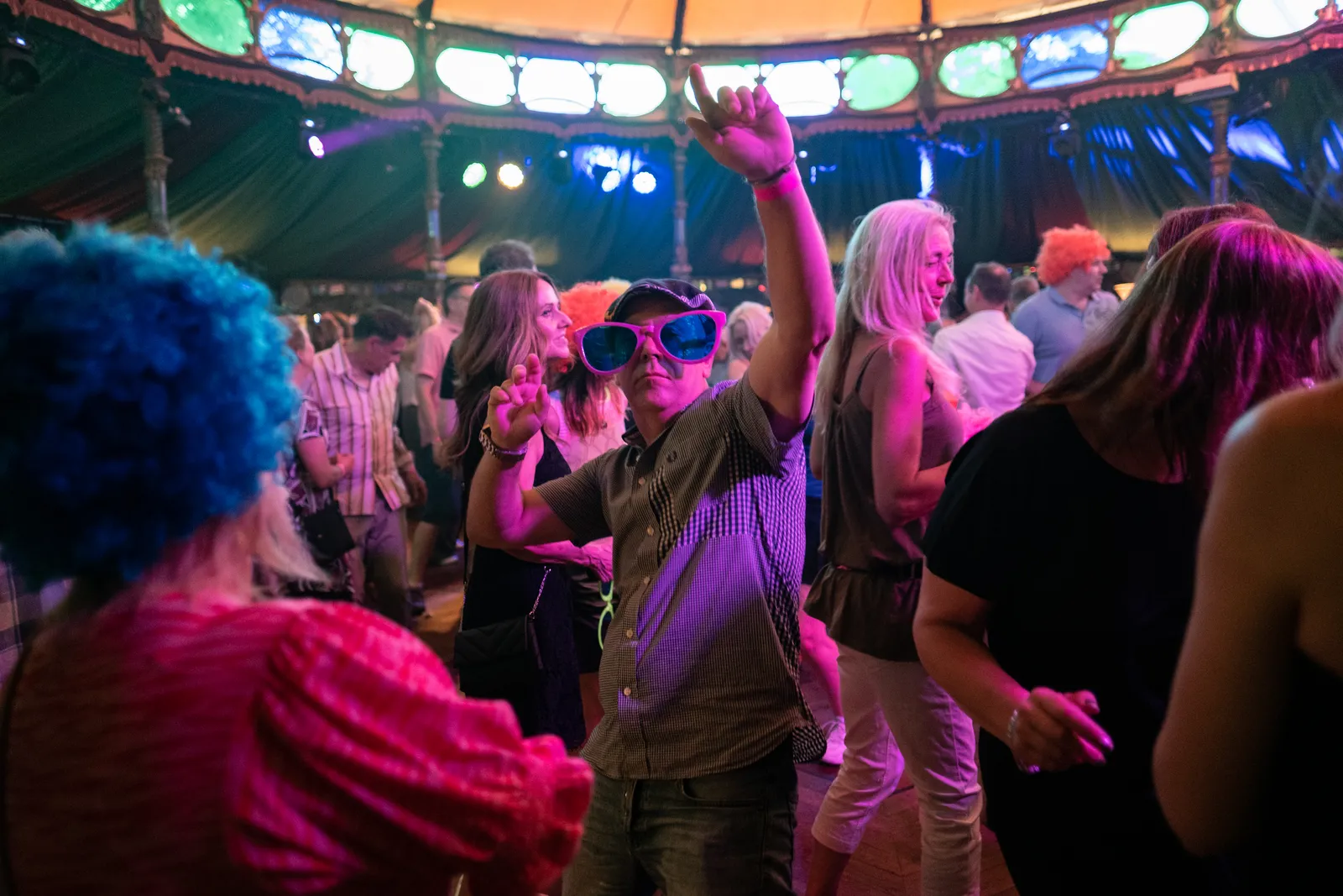 Crowd in 90s wigs and shades inside the Spiegeltent, HIF '22